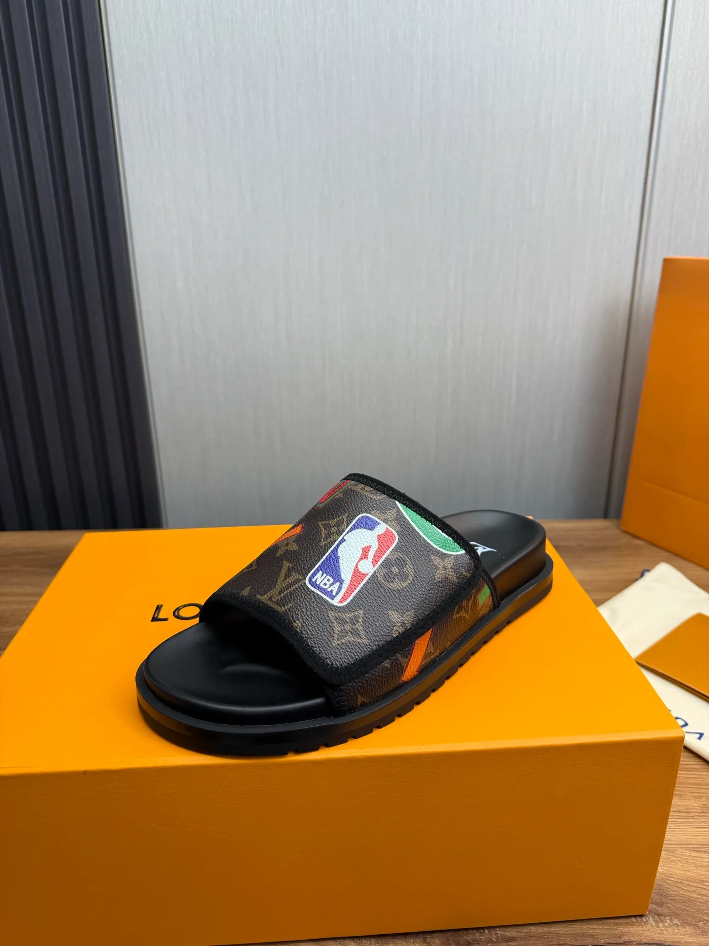 Men's shoes 💰320💰 Lv. hot selling men's slippers 🔥 🩴Official website one to one production 38-45 sizes 45 46 🉑️Customized!